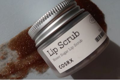 Csábító ajkak: Próbáld ki a COSRX Full Fit Honey Sugar Lip Scrubot!