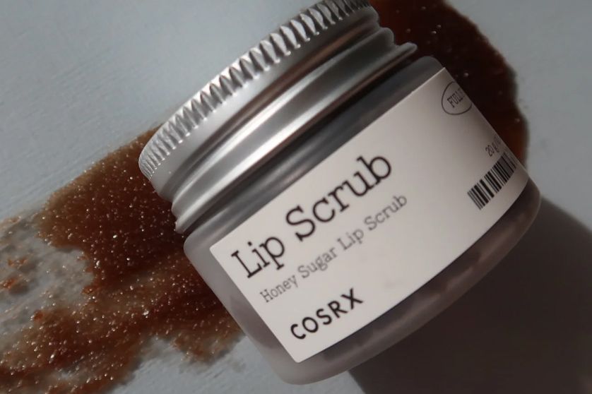 Csábító ajkak: Próbáld ki a COSRX Full Fit Honey Sugar Lip Scrubot!